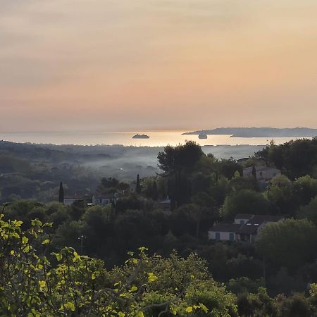 Le Mas Saint Michel Grimaud Acomodação com café da manhã Exterior foto